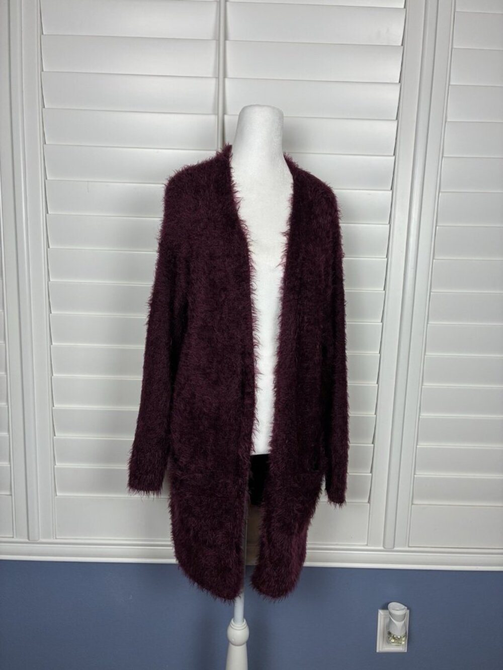 Chelsea & Theodore Women’s M Berry Fuzzy Eyelash Knit Cardigan with Pockets